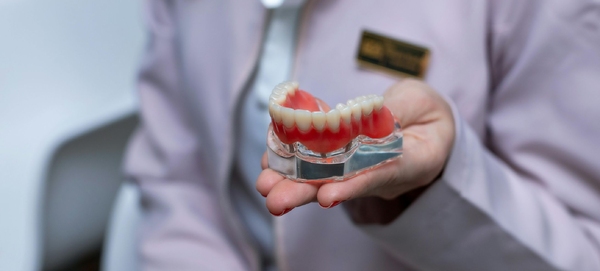 Сколько служат зубные протезы и как за ними ухаживать