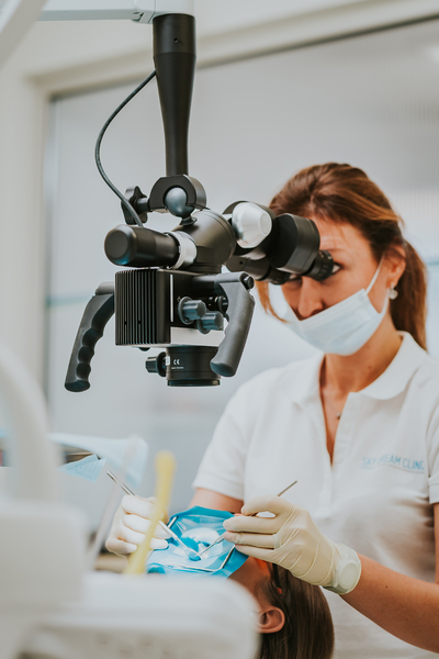 SKY DREAM CLINIC piedāvā novitāti stomatoloģijas jomā – ārstēšanu ar mikroskopa pielietošanu