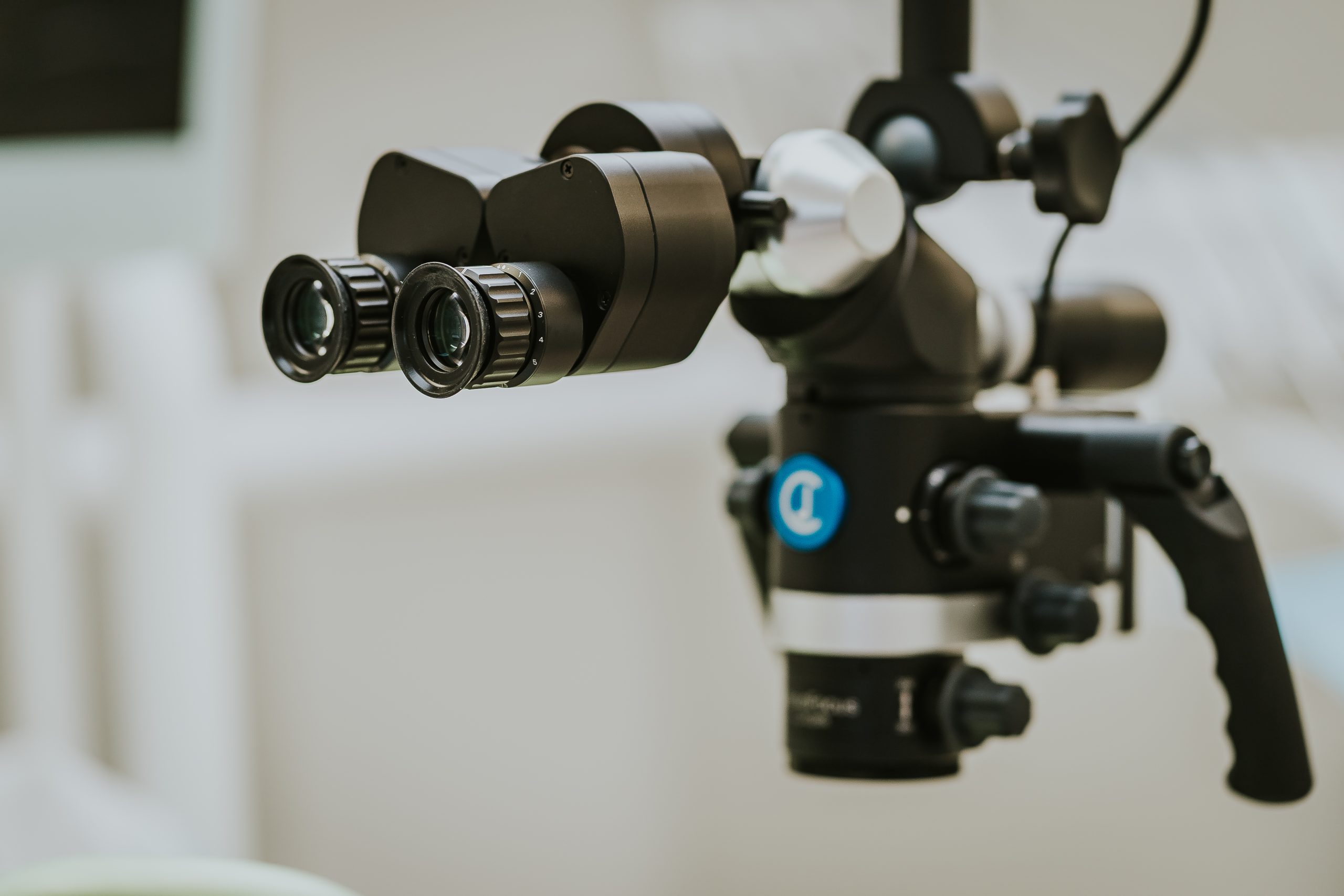 Хотим предложить Вашему вниманию новинку от SKY DREAM CLINIC  в области стоматологии — лечение под микроскопом